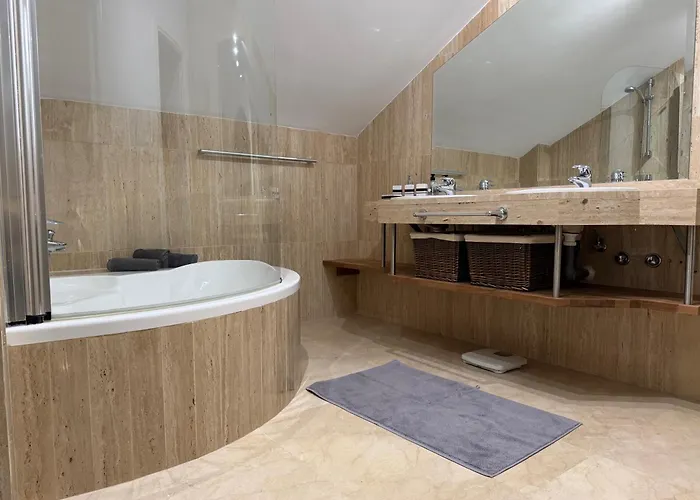 Piso-lechuza Elviria 2 Bedrooms 4 Guests Penthouse-maisonette In Elviria-marbella- Urb Jardines De Santa Maria Golf דירה